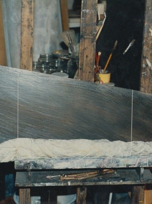 schwarze-form-30-x-90-cm-eisen-und-pigmente-geschliffen-1989